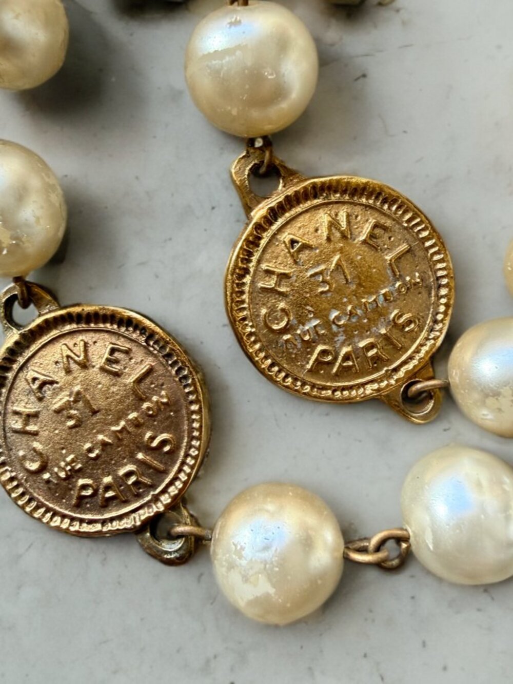 Chanel Vintage Faux Pearl Gold-Plated 1980s Medallion Necklace - Picture 6 of 8